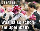 Debütanten mit Blumengesteck tanzen auf dem Opernball