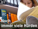 Frau liest in Akten