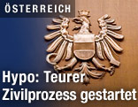 Bundesadler in einem Gerichtssaal