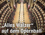 Eintanzende Debütantinnen und Debütanten am Wiener Opernball von oben