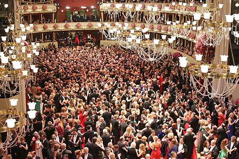 © ORF.at/Roland Winkler Tanzende Menschenmenge am Wiener Opernball