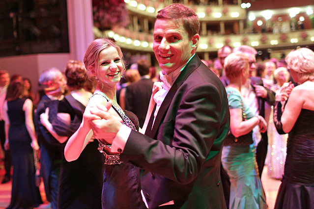 Tanzendes Paar am Opernball