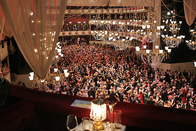 Blick von einer Loge auf die tanzende Menschenmenge