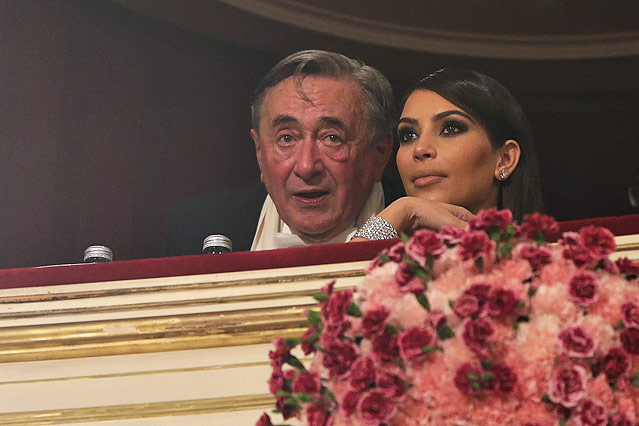 Kim Kardashian und ihr Gastgeber Richard Lugner