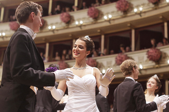 Das Jungdamen- und Jungherren-Komitee bei der Eröffnung