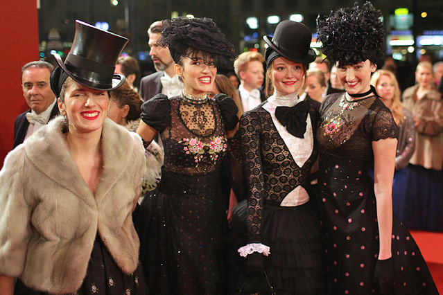 Ballbesucherinnen mit Zylinder und Melone