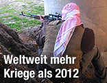 Kämpfer mit Gewehr im Anschlag
