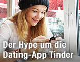 Frau mit Handy in einem Lokal