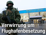 Soldat vor dem Flughafen Simferopol