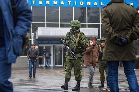 © APA/AP/Andrew Lubimov Soldat und Passanten vor dem Flughafen Simferopol