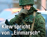 Soldat vor dem Flughafen Simferopol