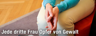 Nahaufnahme von Händen einer Frau in einem Frauenhaus