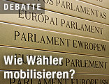 Schilder vor dem EU-Parlament in Brüssel