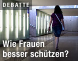 Frau in einem dunklen Durchgang