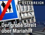 Passanten gehen auf der Mariahilfer Stra&szlig;e in Wien