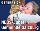 NEOS-Kandidatin Barbara Unterkofler wird umarmt