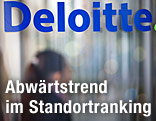 Auf einer Glastür ist das Logo von Deloitte zu sehen