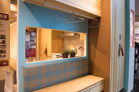 Blick von einer Garderobe auf einen Küchenzeile