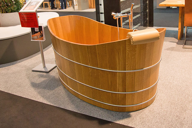 © ORF.at/Michael Baldauf Holzbadewanne auf der Messe Wohnen & Interieur