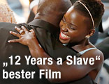 Regisseur Steve McQueen umarmt Schauspielerin Lupita Nyong'o