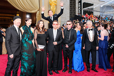 © Reuters/Mike Blake "Photobomb" von Schauspieler Benedict Cumberbatch hinter der Rockband U2