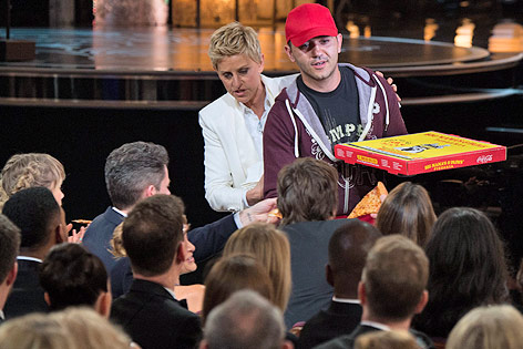 © APA/EPA/Greg Harbaugh /Ampas Oscar-Präsentatorin Ellen DeGeneres mit einem Pizzaboten