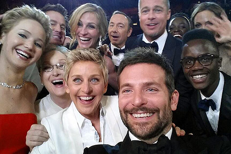 © APA/AP/Ellen DeGeneres "Selfie" mit Jennifer Lawrence, Meryl Streep, Ellen DeGeneres, Bradley Cooper, Peter Nyong’o Jr. Channing Tatum, Julia Roberts, Kevin Spacey, Brad Pitt, Lupita Nyong’o und Angelina Jolie