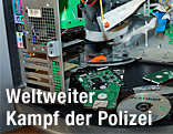 Festplatte liegt neben geöffnetem Computergehäuse