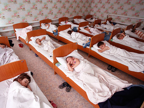 © Caritas/Rainer Riedler Betten mit Kindern