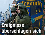 Russische Soldaten vor einer ukrainischen Flagge