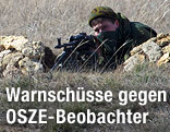Prorussischer Uniformierter mit Gewehr im Anschlag