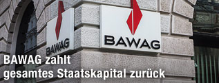 BAWAG-Logo an einer Filiale