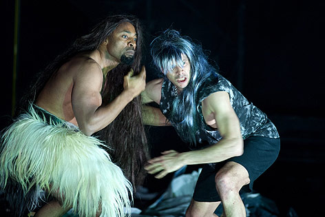 © Burgtheater/Reinhard Maximilian Werner Anasiudu Kenechukwu und Marc Hosemann in "Die Krönung Richards III" im Burgtheater