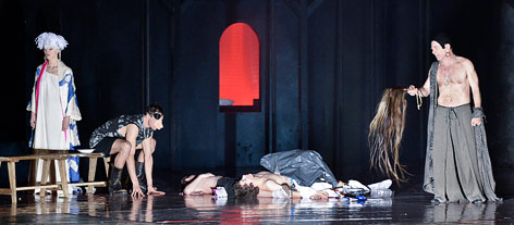© APA/Herbert Neubauer Martin Wuttke, Sophie Rois und Ensemblemitglieder in "Die Krönung Richards III" im Burgtheater
