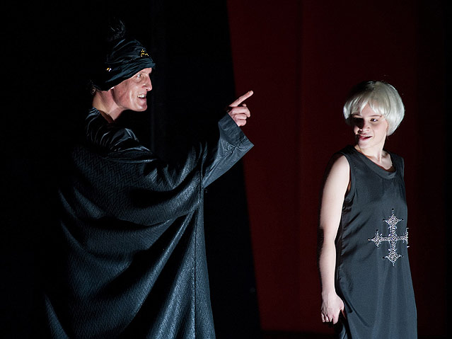 © Burgtheater/Reinhard Maximilian Werner Oliver Masucci und Jasna Fritzi Bauer in "Die Krönung Richards III" im Burgtheater
