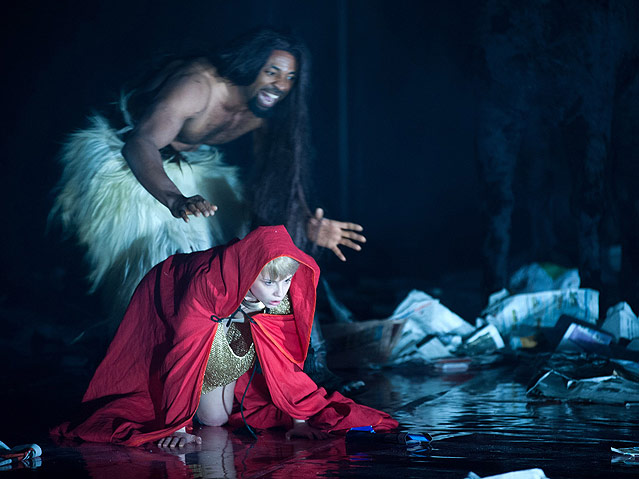 © Burgtheater/Reinhard Maximilian Werner Anasiudu Kenechukwu und Jasna Fritzi Bauer in "Die Krönung Richards III" im Burgtheater