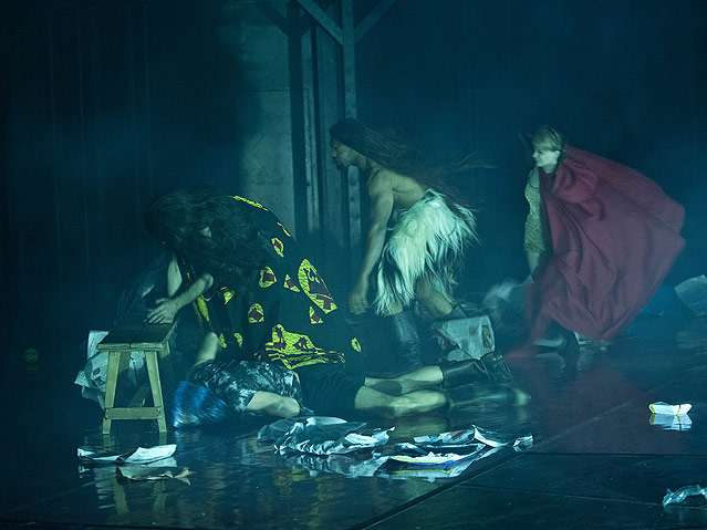 © Burgtheater/Reinhard Maximilian Werner Marc Hosemann, Martin Wuttke, Anasiudu Kenechukwu und Jasna Fritzi Bauer in "Die Krönung Richards III" im Burgtheater