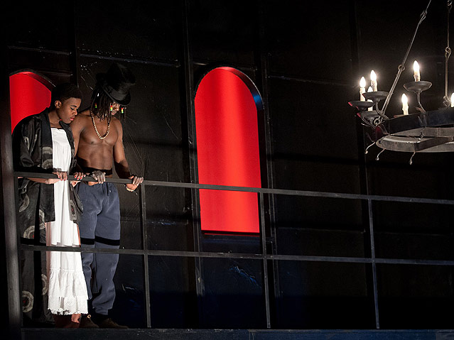 © Burgtheater/Reinhard Maximilian Werner Marie-Christiane Nishimwe und Moussa Baba in "Die Krönung Richards III" im Burgtheater