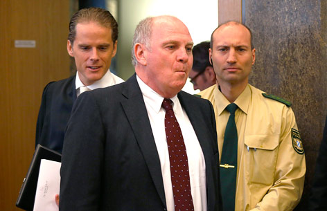 © AP/Michael Dalder Bayern-München-Präsident Uli Hoeneß vor Gericht