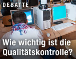 Schüler an einem Computer