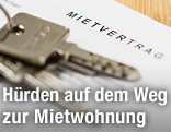 Wohnungsschlüssel liegt auf einem Mietvertrag