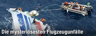 Rettungsteams bergen die Heckflosse des Air-France-Airbus A330