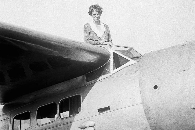 © AP Amelia Earhart sitzt in einem Flugzeug