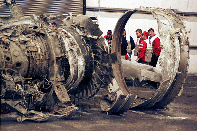 © picturedesk.com/AFP/John Mottern Trümmerteile von Flug EgyptAir 990