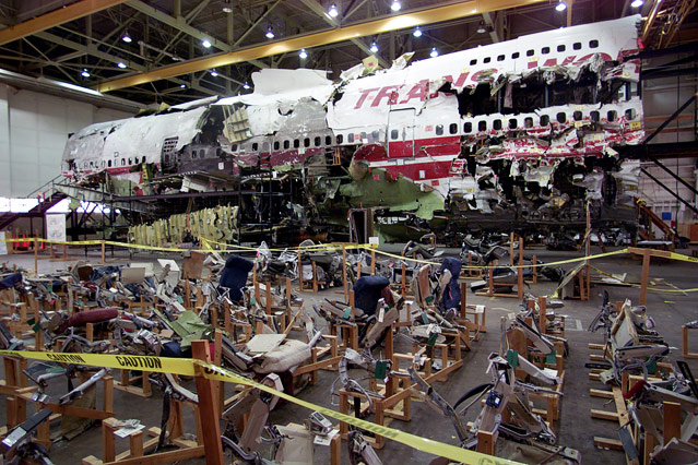 © Reuters/Mike Segar Die Überreste von Flug TWA 800 in einer Halle in New York