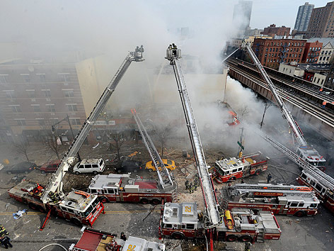 © APA/EPA/Justin Lane Feuerwehrleute löschen Großbrand