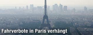 Skyline von Paris im Smog