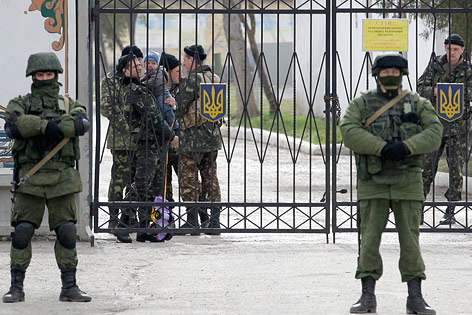 © AP/Darko Vojinovic Mutmaßlich russische und ukrainische Soldaten