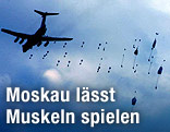 Fallschirmspringer springen aus Flugzeug ab