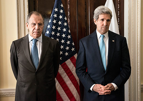 © APA/AP/Brendan Smialowski, Pool Russlands Außenminister Sergej Lawrow und US-Amtskollegen John Kerry